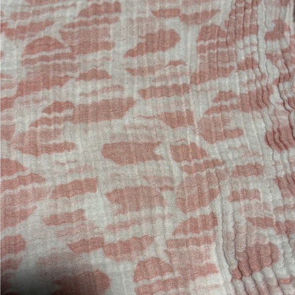 Aden and anais Muslin Swaddle Baby Blanket and 2 layered flamingo muslin blanket - Picture 4 of 4